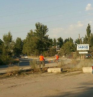 Работники «Тазалык» в жару убирают территорию возле рынка «Дыйкан» (фото)