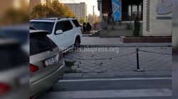 На Турусбекова-Чокморова тротуар превратили в парковку