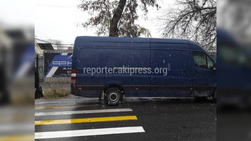 На ул.Суюнбаева микроавтобус припарковали на пешеходном переходе (фото)