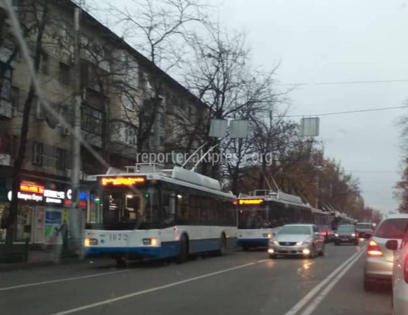 Фото — На улице Абдрахманова из-за обрыва контактных линий остановились троллейбусы