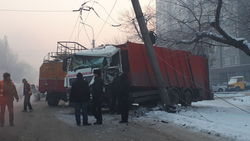 На улице Льва Толстого мусоровоз врезался в столб и повредил троллейбусные линии <i>(фото, видео)</i>