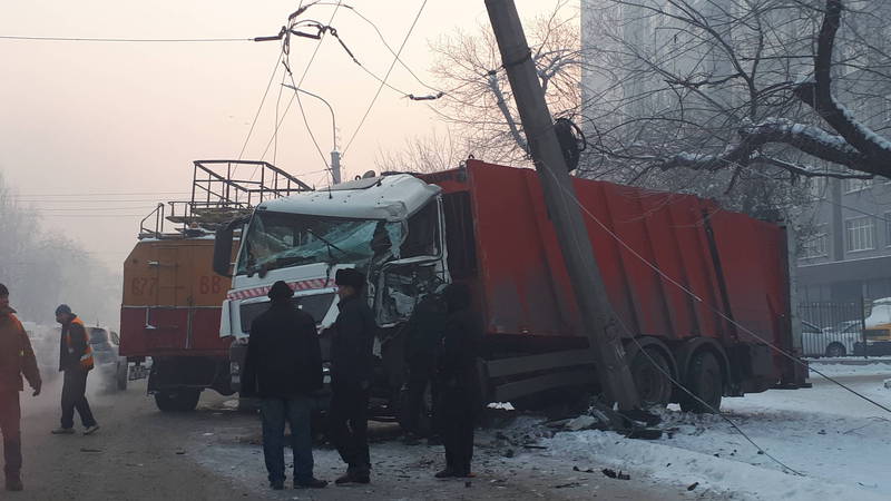 На улице Льва Толстого мусоровоз врезался в столб и повредил троллейбусные линии (фото, видео)