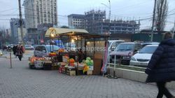 Бишкекчанин: Законно ли занимают часть тротуара на ул.Токтогула для продажи овощей и фруктов?
