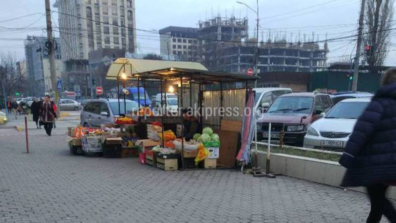 Бишкекчанин: Законно ли занимают часть тротуара на ул.Токтогула для продажи овощей и фруктов?