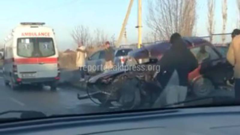 Горожанка: На Семетей-Шералиева произошло ДТП из-за ямы на проезжей части (видео)