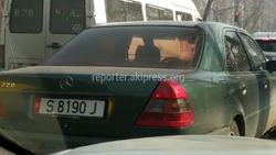 Водитель припарковал авто на проезжей части ул.Киевской, - бишкекчанин (видео)