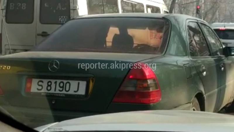 Водитель припарковал авто на проезжей части ул.Киевской, - бишкекчанин (видео)