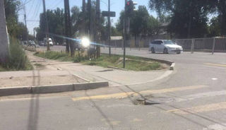 В Бишкеке на ул.Месароша, где год назад был проведен ремонт дорожного полотно, образовалась яма (фото)