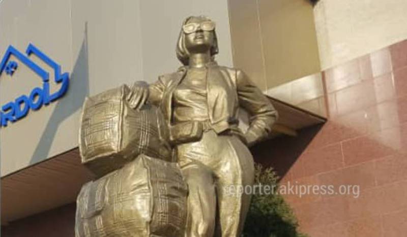 Фото — На рынке «Дордой» установили памятник «челнокам»