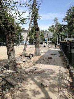 Читатель просит починить накренившийся столб на ул.Турусбекова в Бишкеке (фото)