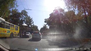 В Бишкеке на пересечении улицы Московской и бульвара Молодой Гвардии произошло небольшое ДТП (видео)