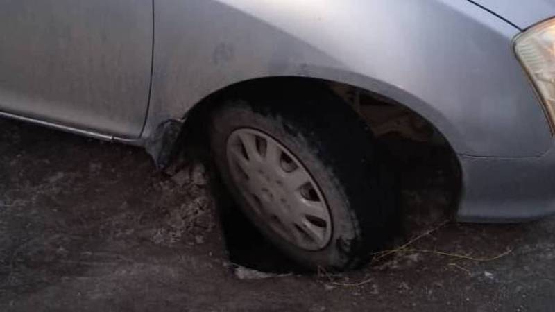 На Малдыбаева из-за отсутствия решетки ливнеприемника провалилось колесо автомобиля (фото)