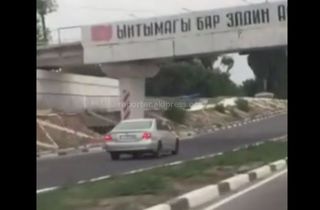 В Балыкчы автомобиль едет по встречной полосе дороги<i> (видео)</i>
