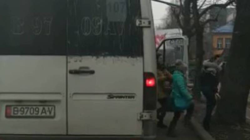 Видео — Водитель столичной маршрутки высадил пассажиров в неположенном месте