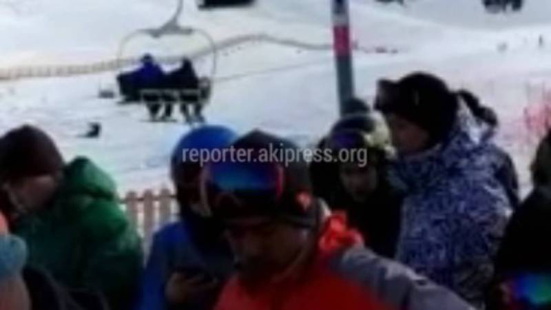 Видео — На базе Чункурчак остановилась «канатка» с лыжниками