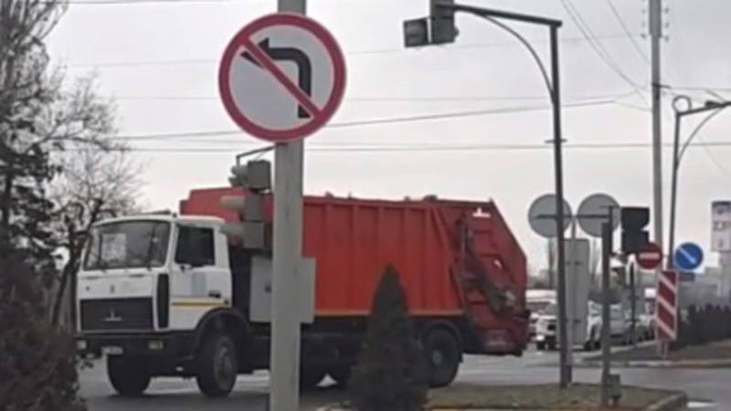 На проспекте Ч. Айтматова мусоровоз повернул на запрещающий знак, - бишкекчанин (видео)