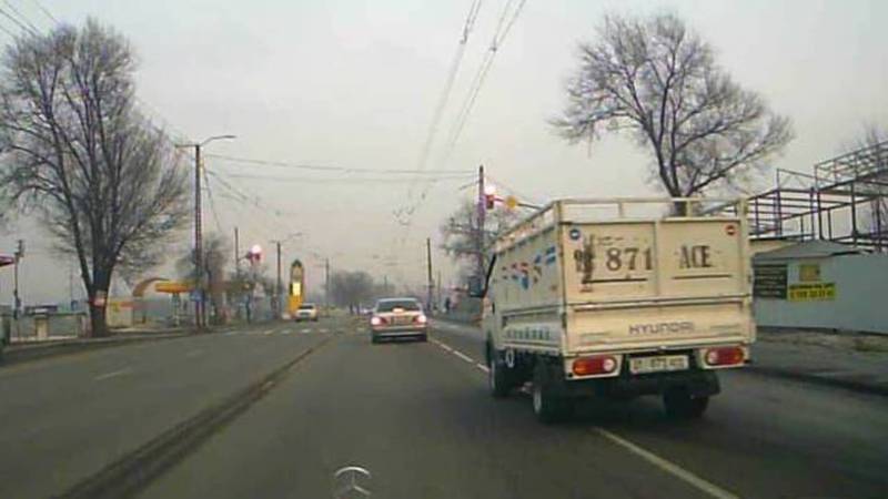 Видео — В Бишкеке на ул.Анкара «Портер»пролетел на красный свет светофора