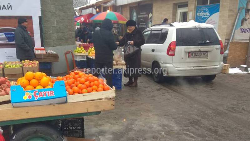 В Бишкеке на проспекте Ч.Айтматова образовалась стихийная торговля, - читатель (фото)
