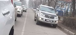 В Бишкеке на Московской водитель «Тойоты» проехал по встречной полосе, - читатель (видео)