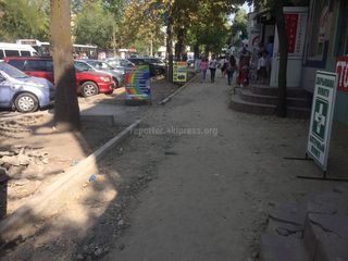 Бишкекчане жалуются на приостановленный ремонт тротуара на Московской-Логвиненко (фото)