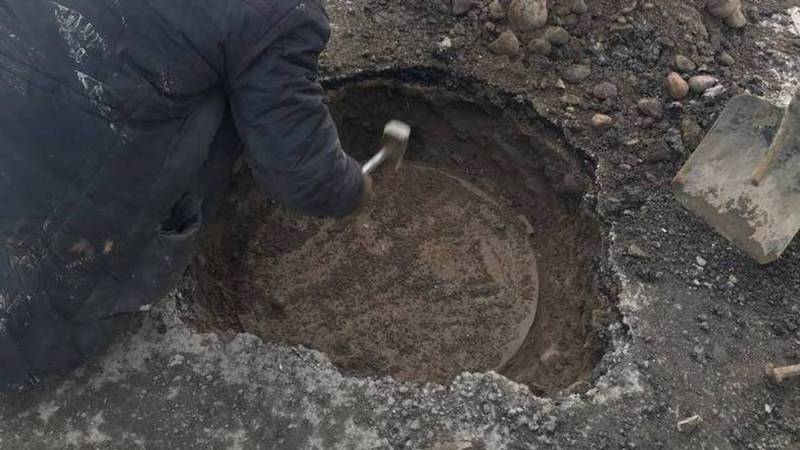 Городские службы отыскали на улице Чокморова замурованный люк с помощью металлоискателя (фото, видео)