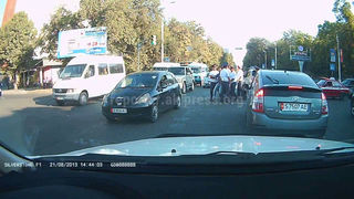 На Айтматова-Айни между водителем «Лексуса» и сотрудником патрульной милиции произошла потасовка (видео)