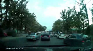 В Бишкеке по ул.Бакаева BMW ехал по встречной полосе дороги <i>(видео)</i>