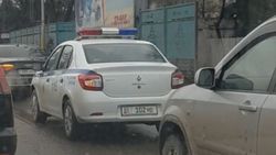 В Бишкеке на улице Фучика машина патрульной милиции нарушила ПДД, - горожанин (видео)