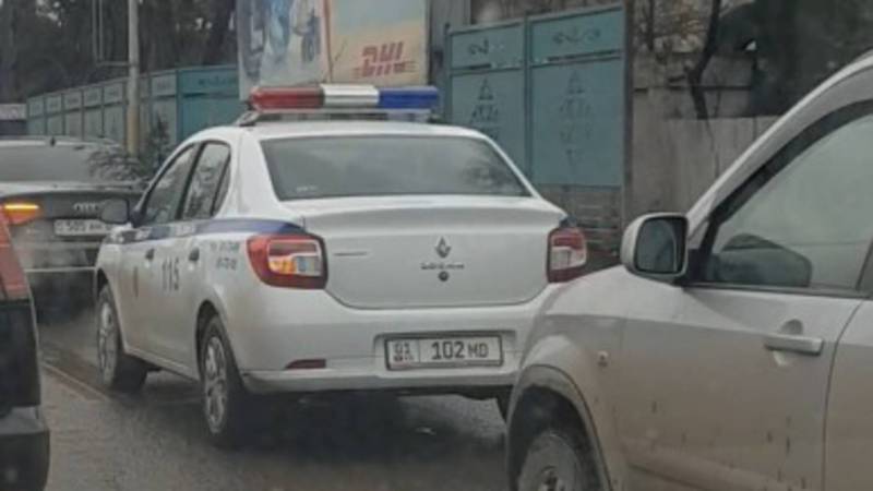 В Бишкеке на улице Фучика машина патрульной милиции нарушила ПДД, - горожанин (видео)