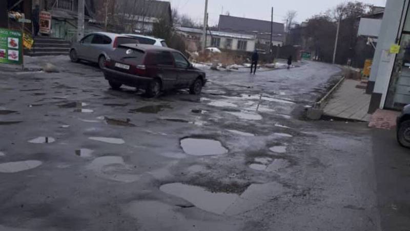 В Бишкеке Мессароша-Ильменская дорога в плохом состоянии, - горожанин (фото и видео)