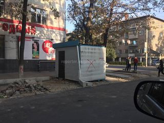 Читатель просит демонтировать заброшенный павильон на Турусбекова-Киевской (фото)