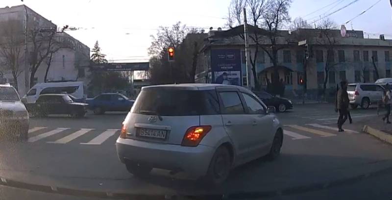 Видео – На Байтик Баатыра-Кулатова водитель «Тойоты» выехал на встречку и повернул на красный свет