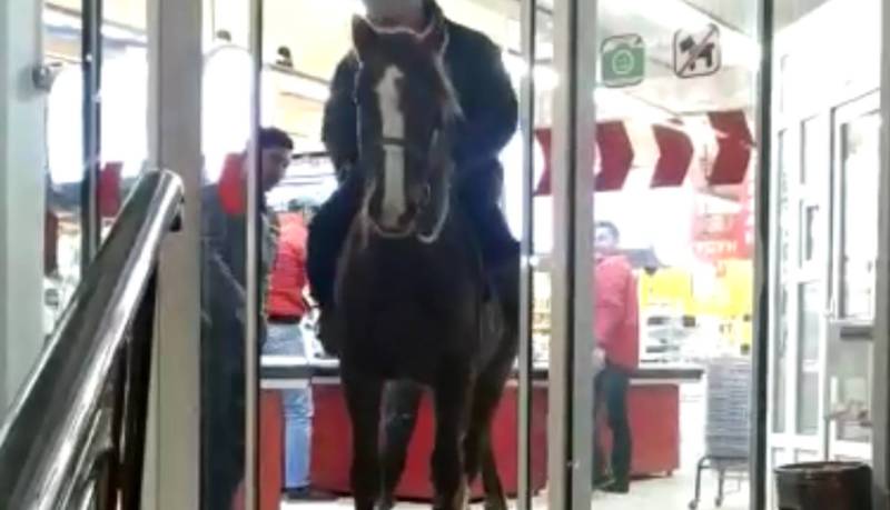 В г.Токмок мужчина верхом на лошади зашел в супермаркет, - читатель (видео)
