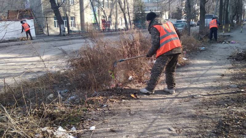 Сотрудники МП «Тазалык» убрали мусор на улице Чокморова, - мэрия