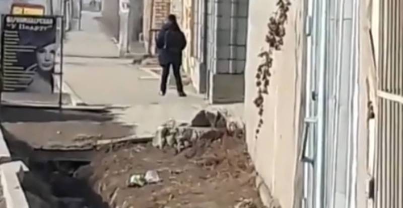 Тротуар на улице Кустанайской упирается в дом, - бишкекчанин (видео)