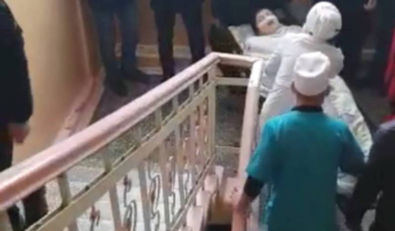 Медперсонал на носилках поднимает на верхние этажи пациентов. Видео из Ошской больницы
