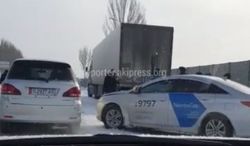 По дороге в аэропорт Манас столкнулись легковушка и грузовик, - очевидец (видео)