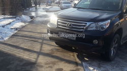 В микрорайоне №5 на улице Суеркулова водитель «Тойоты» припарковался заехав на тротуар (фото)
