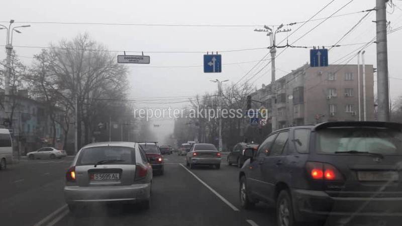 На Манаса и Боконбаева неправильно расположены дорожные знаки, - бишкекчанин (фото и видео)
