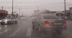 В Оше на Масалиева-Навои водитель «Мерседеса» нарушил правила ПДД, - очевидец (видео)