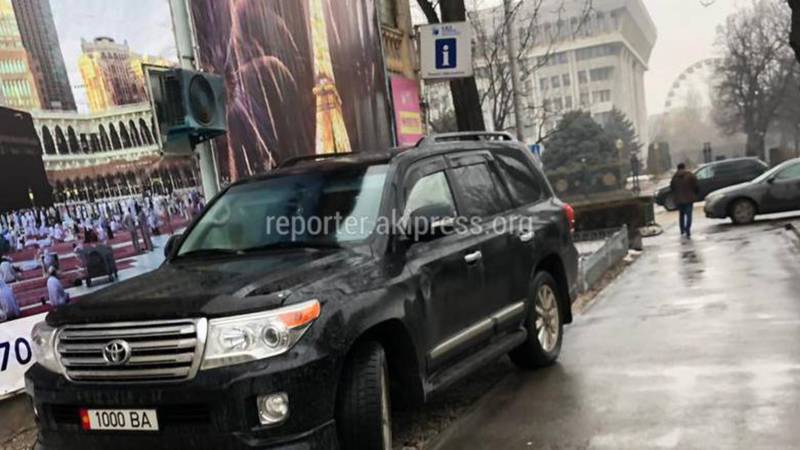 На пересечении Чуй и Панфилова водитель «Тойоты» припарковался на тротуаре, - бишкекчанин (фото)