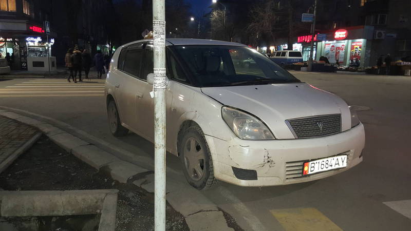 В Бишкеке на Токтогула-К.Акиева водитель такси припарковался на перекрестке, - горожанин (фото)