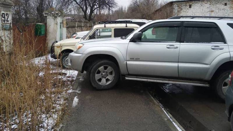 На Ахунбаева-Элебаева водители беспорядочно паркуются нарушая ПДД, - бишкекчанин (фото)