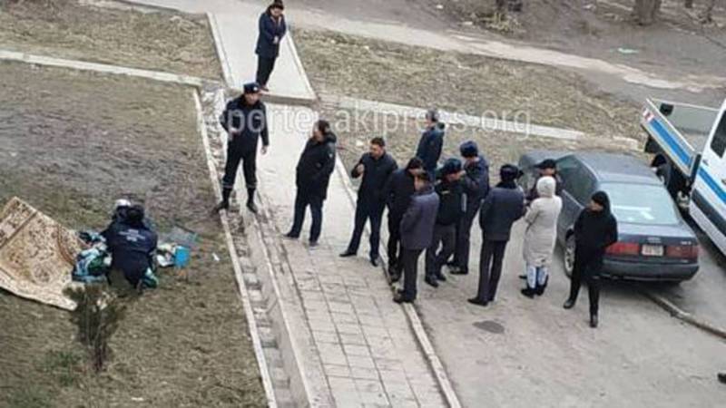 Девушка, выпавшая из окна дома в Тунгуче, выжила, - ГУВД Бишкека