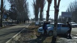 В Бишкеке на ул.7 Апреля парковщики превратили газон в платную стоянку <i>(фото)</i>