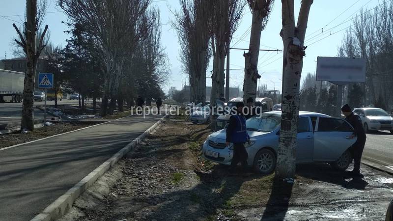 В Бишкеке на ул.7 Апреля парковщики превратили газон в платную стоянку (фото)