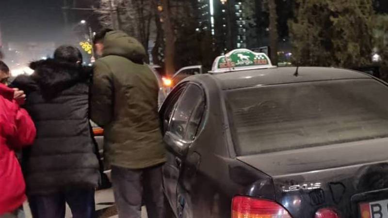 Видео — В Бишкеке на проспекте Чуй водитель «Лексуса» сбил человека на пешеходном переходе
