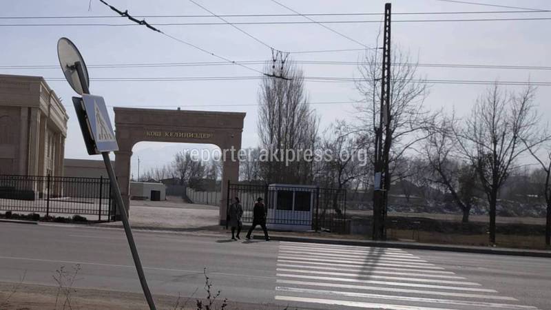 В Бишкеке на Анкара-Октябрьской накренился знак пешехода, - горожанин (фото)