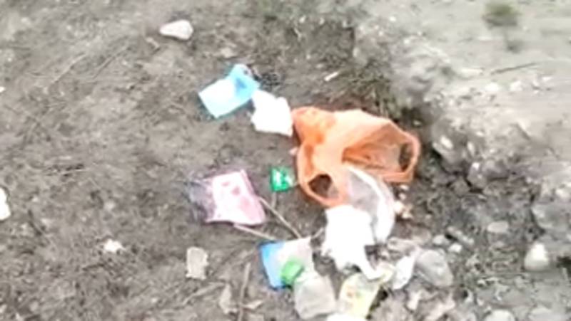 В центре города Жалал-Абад на улицах разбросан мусор, - житель (видео)