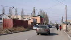 В Бишкеке на ул.Менделеева пешеходам опасно ходить из-за отсутствия тротуаров (фото)